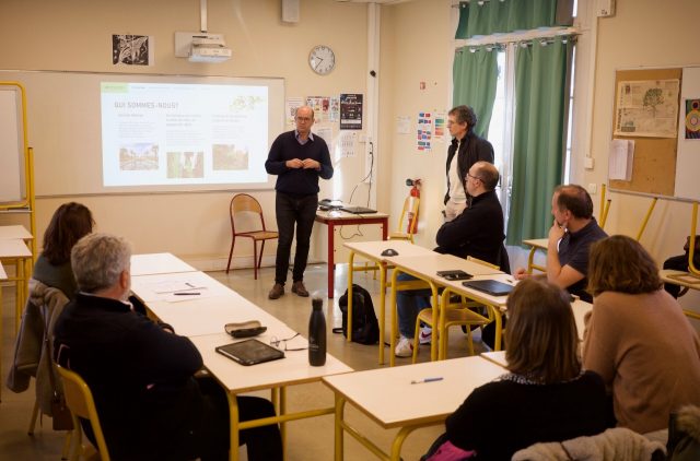 Léon Garaix, directeur, présente l'école du Breuil aux représentants d'Ocapiat